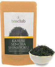 First Flush Kabusecha
Der Kabuse Sencha Shinryoku ist ein japanischer Halbschattentee (Kabusecha) aus der ersten Pflückung (First Flush). Die Beschattung des Grüntees wirkt sich auf seine Inhaltsstoffe aus und führt zu einer Verbesserung der Qualität des Tees. Geschmacklich beeindruckt der Kabuse Sencha Shinryoku durch einen  leichten, frischen und  süßlichen Geschmack mit  Umami-Note. Die Tee- und Tassenfarbe glänzt in einem frischen Grün. Daher heißt dieser Tee auch Shinryoku, was auf Japanisch so viel bedeutet wie "frisches Grün".

Anbauregion: Kagoshima/Kirishima auf der Halbinsel Kyūshū
Plantage: Anbauregion um Kagoshima/Kirishima
Verarbeitung: Asamushi, klassischer First Flush, optisch hochwertig (wenig Blattbruch, schöne lange dunkelgrüne Nadeln), Halbschattentee (Kabusecha)


Tee-Neulinge werden mit diesem Tee eine ungeahnte Geschmacksinspiration erleben, aber auch dem Teekenner wird dieser Tee sehr gefallen.

Zubereitung
4 – 5 TL / Liter oder 1 TL / 200 ml
1. Aufguss: 60°C für 60 Sekunden
2. - 4. Aufguss: 60-65°C für 20 Sekunden

Dieser Tee kann mehrfach aufgegossen werden. Für einen optimalen Teeaufguss und Geschmack empfehlen wir eine Teekanne/Teesieb in der sich der Tee frei entfalten kann z.B. in einer japanischen Teekanne (Kyusu)

Zutaten: Grüner Tee