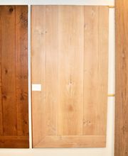 Massive Eichedielen in vielen Varianten. Ebenso im Sortiment: Massive Kieferndielen, verschiedene Längen und Stärken.