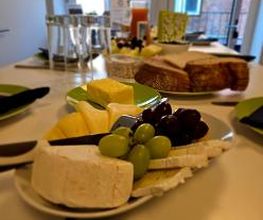 Gesundes Frühstück mit Teilnehmer:innen mit Käse und Trauben.