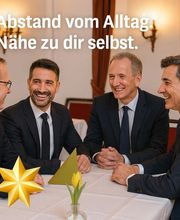 Vier lachende Männer, Treffen der Dodona Loge beim vertrauensvollen Austausch.