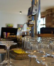 Besuchen Sie unsere Bar und lassen Sie hier einen schönen Urlaubstag gesellig ausklingen. Gönnen Sie sich ein Gläschen Wein, ein erfrischendes Bier oder einen kühlen Softdrink und entspannen sich in launiger Runde. Zu den Getränken reichen wir Ihnen gerne kleine Snacks wie Oliven oder Chips. Die Bar ist täglich ab 18 Uhr geöffnet.