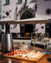 Hotel Kino Bar, Loge AG Bild 12