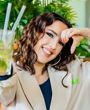 We are Mauritius, gutes Essen schmeckt noch besser, wenn man es teilt! Lachen, anstoßen, genießen – genau so geht ein perfekter Tag im Mauri. Ob mit der Crew, der Family oder deinem Lieblingsmenschen – hier dreht sich alles um gemeinsame Genussmomente.