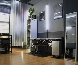 Zweiter Tattoo-Raum im OMEN Lab Friedrichshain Berlin. Moderne Einrichtung mit klaren Linien und kreativer Atmosphäre für individuelle Tattoos.