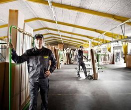 DMS-Mitarbeiter bei der Arbeit in einer Lagerhalle