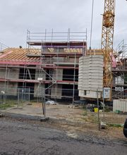 Professionelle Dachstuhl-Sanierung und Dachneubau in Weißenthurm bei Neuwied und im Raum Mayen-Koblenz. Fachgerechte Erneuerung von Tragkonstruktionen, Dachaufbauten und Holzkonstruktionen – zuverlässig geplant und präzise umgesetzt vom erfahrenen Dachdeckermeister.