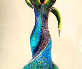 "Belladonna" heißt diese 2 m hohe Skulptur von MosaikMetalArt. Mit Edelstahl eingefasst ist diese Mosaikarbeit aus Muranoglas, Fliesenmaterial und anderen Gläsern. Idee Mosaikkünstlerin I. M. Orecher 