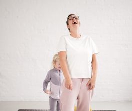 Yogalehrerin aus Berlin beim Kinderyoga