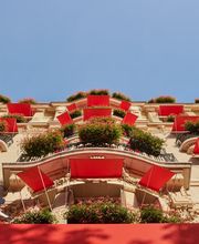 Hotel Plaza Athénée La Terrasse Montaigne façade landscape géraniums