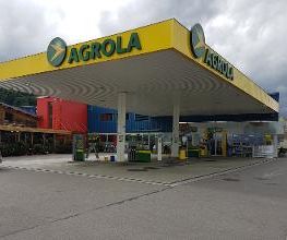 AGROLA Tankstelle in Willisau mit TopShop; Vorplatz; links Gebäude und Auto auf Bild