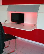 Das Hängeboard mit integrierter Soundbar, Barfach, Arbeitsplatz und Aktenschrank