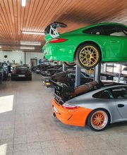 Die ENVER UG ist eine leistungsorientierte Porsche Werkstatt am Nürburgring mit Fokus auf Wartung, Instandhaltung und technische Betreuung hochwertiger Sportwagen. Moderne Werkstattstrukturen und motorsportnahe Erfahrung gewährleisten Service auf hohem Niveau.