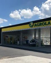 AGROLA Tankstelle in Konolfingen; überdacht mit TopShop; Vorplatz im Vordergrund, links Totem-Schild mit AGROLA Logo, digitaler Preisanzeige von Treibstoff, AdBlue, TopShop und selfwash logo