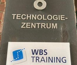 WBS TRAINING Außenschild