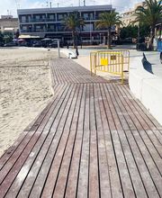 Nuestras pasarelas de playa están fabricadas con perfiles de plástico 100% reciclado / 100% reciclables, procedentes de residuos urbanos, industrial y doméstico; los que ofrecen innumerables beneficio