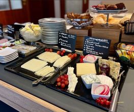 vielfältige Käseauswahl beim Frühstücksbuffet im Boutique Hotel Rosengarten Hamburg