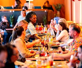 We are Mauritius, gutes Essen schmeckt noch besser, wenn man es teilt! Lachen, anstoßen, genießen – genau so geht ein perfekter Tag im Mauri. Ob mit der Crew, der Family oder deinem Lieblingsmenschen – hier dreht sich alles um gemeinsame Genussmomente.