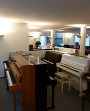 Ausstellung gebrauchte Klaviere im Pianohaus Kemp in Bielefeld