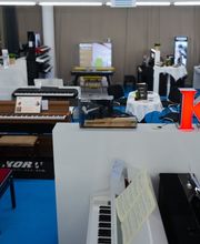 Die große Homepianoausstellung hat alle wichtigen Modelle der namenhaften Hersteller zum Vergleichen und Ausprobieren im Showroom im Norden Berlins zu stehen!