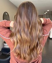 Entdecke unser natürliches Blond-Balayage – perfekt für alle, die sich weiche, strahlende Balayage Highlights wünschen!