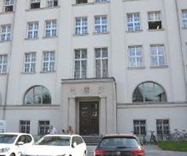 Der Eingangsbereich der WBS SCHULEN Chemnitz von außen.
