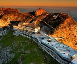 Hotel Pilatus-Kulm bei Sonnenaufgang im Sommer
