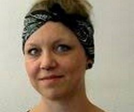 Portrait einer WBS Bildungsreferentin, die blonde Haare hat und ein Stirnband trägt.