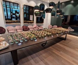 dean&david Catering | Stuttgart - Großes Catering Buffet mit Wraps, Salaten im Glas, Bowls und Desserts in moderner Eventlocation für Business Lunch und Firmenfeier.