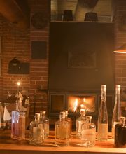 Erlesene Brände im Hotel vor unserem Kamin, links die Geschichte des alten Eishauses in Bildern.