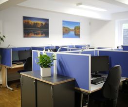 Schulungsraum mit mehreren abgetrennten PC-Arbeitsplätzen.