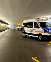 easyCab medical Krankentransportwagen in der Ambulanzhalle des Inselspitals Bern