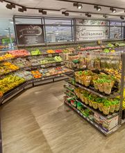 Obst und Gemüse
Unser Obst und Gemüse wird täglich erntefrisch von EDEKA, sowie von unseren regionalen Lieferanten aus der Umgebung angeliefert. In unseren Convenience-Truhen finden Sie dazu frisch zubereitete Snacks, Salate und Früchte für kleine Mahlzeiten zwischendurch.
Besonderen Wert legen wir auch auf unser regionales und saisonales Obst und Gemüse – hier erfahren Sie mehr dazu. Unsere exotischen Früchte, wie Papaya, Ananas, Mangos, Melonen oder Bananen werden Sie ebenso begeistern. Ein besonderer Genuss sind auch unsere schokolierten Früchte.