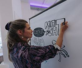 Live-Zeichnen am Flipchart als Teil eines Workshops von Martina Grigoleit – Graphic Recording in Lübeck.