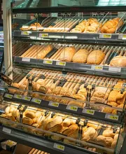 Bake Off
In unserer Bake Off-Station erwarten Dich mehrmals täglich frisch aufgebackene Brötchen, Brezeln und verschiedene Brotsorten.
Naschkatzen dürfen sich auf eine Auswahl an Süßgebäck und Kuchen freuen – geliefert von der Harry-Brot GmbH.