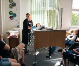 Schüler:innen im praktischen Pflegeunterricht.