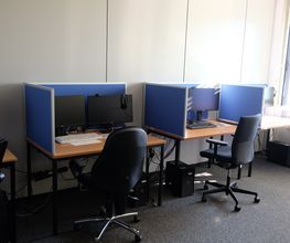 Mehrere PC-Arbeitsplätze im Lernbereich.