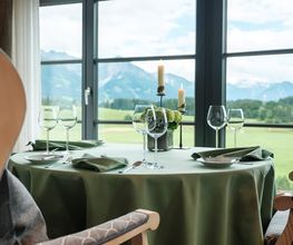 Sitzplätze direkt am Fenster und Ausblick auf die Allgäuer Alpen.