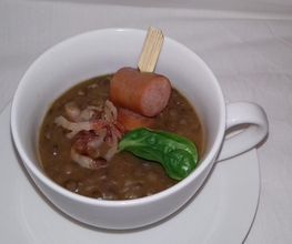 Schwäbische Tapas
Alblinsensuppe mit Speck und Wienerle