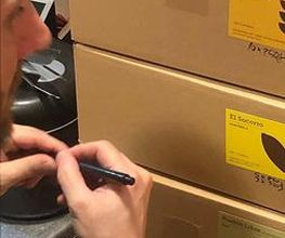 AMORI Coffee - Verpackungen werden beschriftet