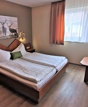 Zimmer 7, hirsch,doppel Bett, Hotel Drei Lilien, Werbach, Tauberbischofsheim, liebliches Tabertal, Hotel, Holz, medium Zimmer,.jpg