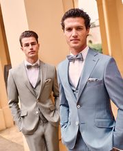 Elegante Hochzeitsanzüge in Schliffgrün und Batikblau aus der Ceremonial 23-Kollektion