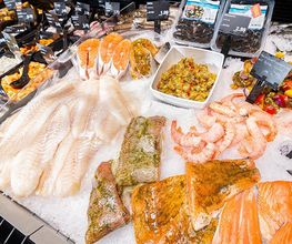 Es erwartet Sie ein „Meer“ an frischem Fisch, Räucherfisch, Meeresfrüchten und Salaten!
Wir beziehen Fisch von der Deutsche See GmbH, regional vom Forellenhof Meyersgrund aus Stützerbach und Fischkonserven aus Veilsdorf. Bestellen Sie frischen Fisch und Geräuchertes gerne bei uns vorab!