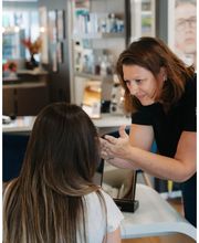 Essayage de lunettes avec une opticienne