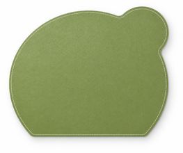 Grünes Tischset aus robustem Kunstleder mit integriertem Abstellbereich für Gläser. Die handvernähte Ziernaht kann eine Farbe Ihrer Wahl erhalten. Die Rückseite besteht aus meliertem Wollfilz. Diese Form gibt es in 20 Farben.