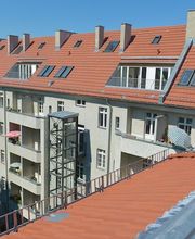 Die Nummer 1 bei Deutschlands Bauherren ist das Steildach. Kein Wunder, so bietet es doch zahlreiche Pluspunkte fürs Wohnen, überzeugt aber auch unter wirtschaftlichen und energetischen Aspekten. Wir erarbeiten den Neuaufbau auf Wunsch mit PUR-Aufsparrendämmung 80 mm, Linitherm und übernehmen Neueindeckung mit Koramic Flachdachpfannen, einschl. aller Klempnerarbeiten. So wie beispielsweise bei der Neueindeckung der Amerikanischen Botschaft in Berlin. 

Auch die Neukonstruktion von Dachgauben mit anschließender Altdeutscher Schiefereindeckung einschl. eingebundenen untergelegten Hauptkehlen und aufgelegten Wangenkehlen gehören zu unserem Portfolio. 

Sie möchten ein denkmalgeschütztes Haus sanieren wozu auch der komplette Rückbau des asbesthaltigen Dachaufbaus gehört? Auch das ist kein Problem für Rohde Dach GmbH. Sprechen sie uns an.