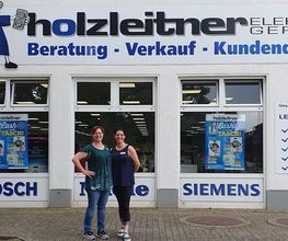 Holzleitenr Velbert Verkaufsteam vor der Filiale