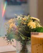 Tisch mit einem Strauß Blumen.