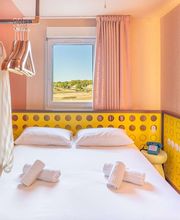 greet hotel Pont du Gard Route d'Avignon image 1