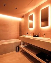 Wellness und Entspannung direkt in Ihrem Zimmer. Das Spiel mit den Elementen Licht und Wasser schafft eine Atmosphäre der Ruhe. Genießen Sie unbeschwerten Luxus und erstklassiges Design in Ihrem persönlichen Wellnessbereich.