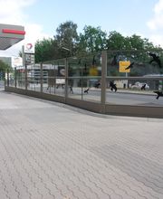 Lärmschutzwand an einer Tankstelle